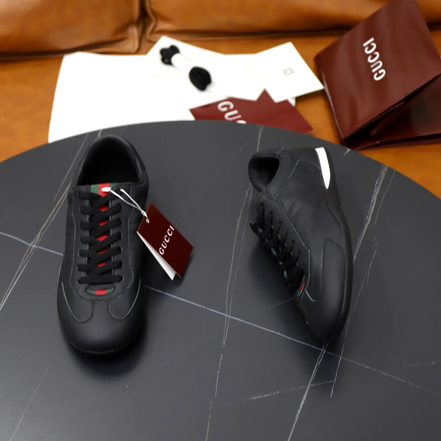 Ex-factory price: 580💰💰Gucci Shift series couple's sports shoes ❗❗ The Gucci Shift series is newly launched, with a lightweight design that reinterprets sports style. The neat silhouette adds a sense of freedom and exudes sophistication when moving. The webbing detail runs like an endless ribbon throughout the design, and the side seam details add a finishing touch. ❗Original development ❗Washed effect cowhide upper ❗Two-color Tpu outsole ❗Size: Female 35-41 Male 39-45